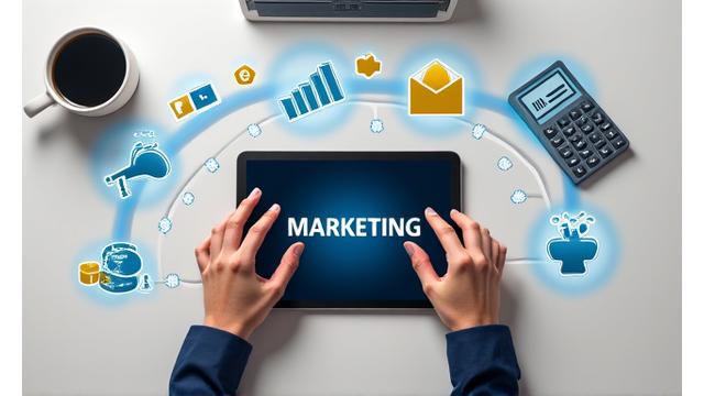 Pessoa usando tablet com ícones de marketing digital como SEO, mídia social, email e análise.