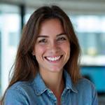 Retrato de Mariana, uma jovem sorridente, com um laptop ao fundo