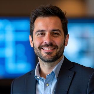 Retrato de mentor profissional da OutSystems, em ambiente de escritório dinâmico.